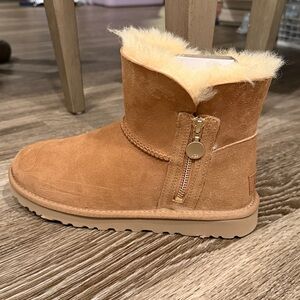 NEW WITH BOX UGG W 8 Bailey Zip Mini Boots in Chestnut
